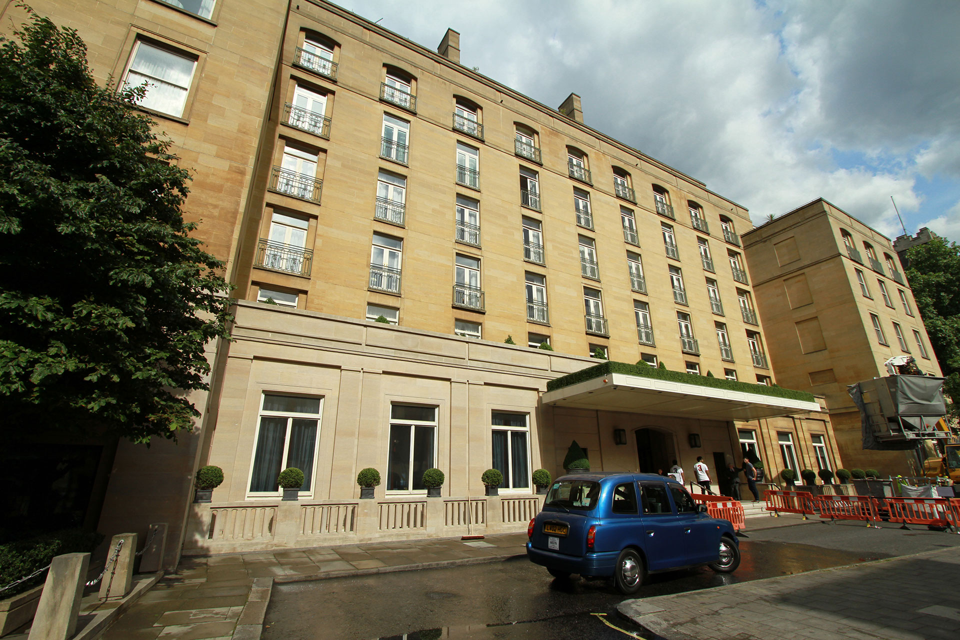 The Berkeley Hotel façade cleaning